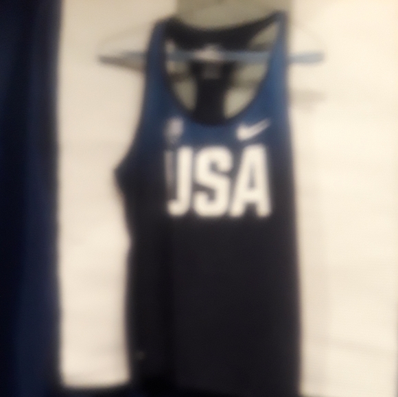 Nike. Seeveless sports tee - Picture 2 of 5